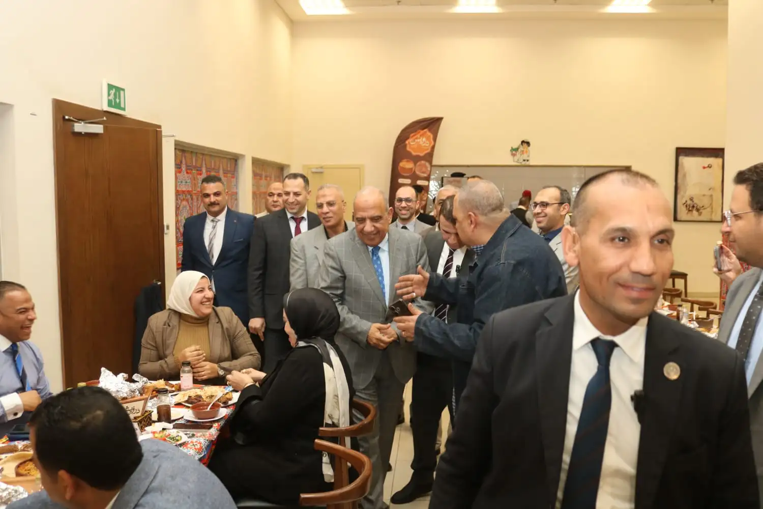''وزير الكهرباء'' يشارك العاملين بديوان الوزارة، والشركة القابضة لكهرباء مصر، والشركة المصرية لنقل الكهرباء إفطارهم الجماعي