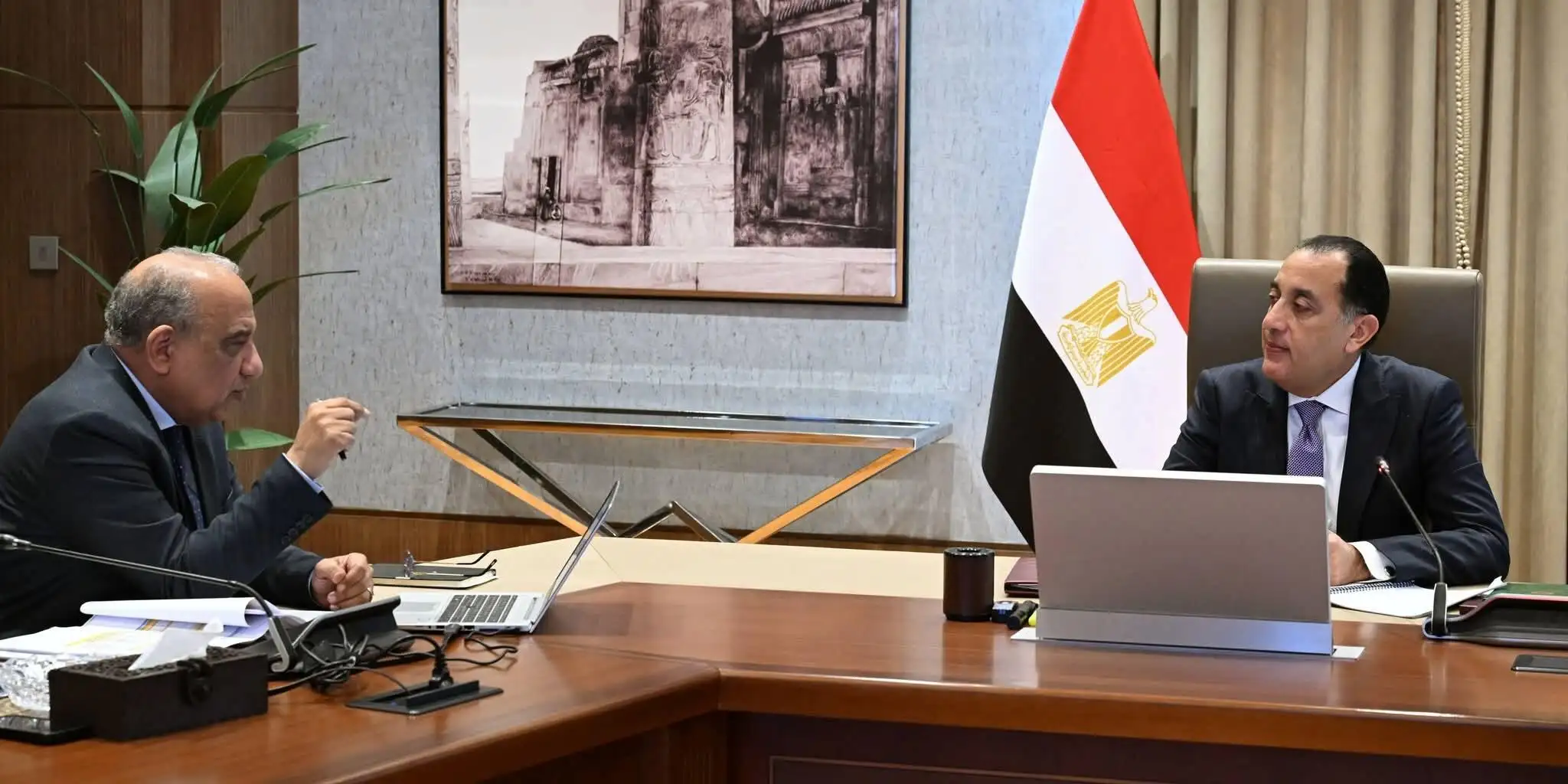 ''رئيس الوزراء'' يلتقي ''وزير الكهرباء'' لاستعراض عددٍ من ملفات العمل