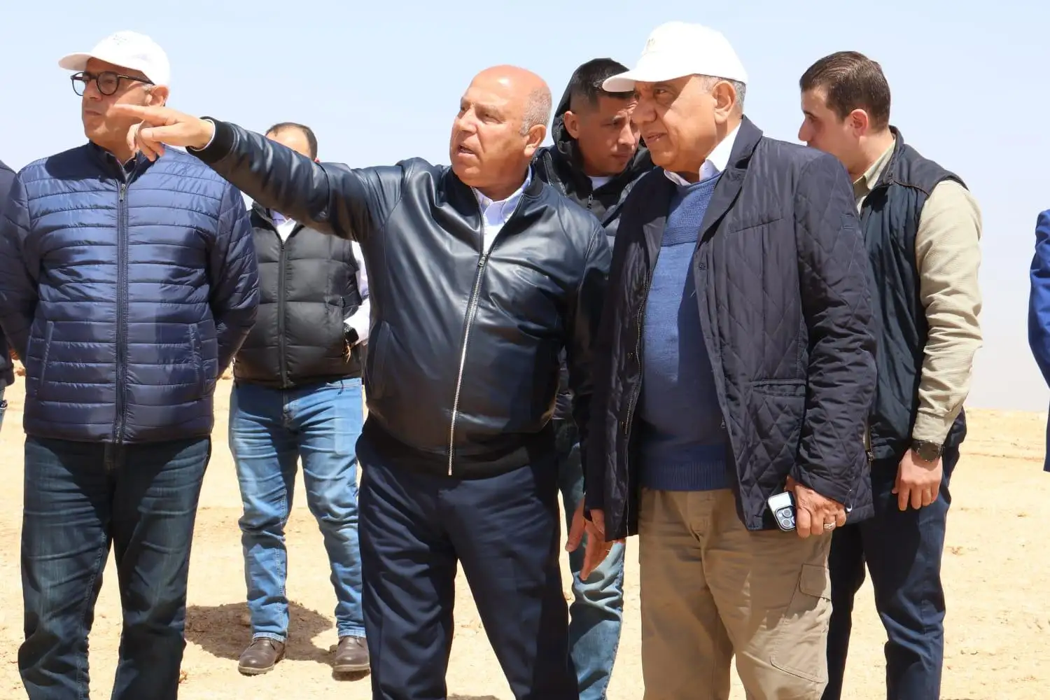 تنفيذاً لتوجيهات فخامة الرئيس ''عبدالفتاح السيسي''... وزيرا ''النقل و الكهرباء'' يتفقدان منطقة جبل الجلالة لبدء اتخاذ الإجراءات اللازمة لإقامة عدد من المشروعات لتوليد الكهرباء من طاقة الرياح