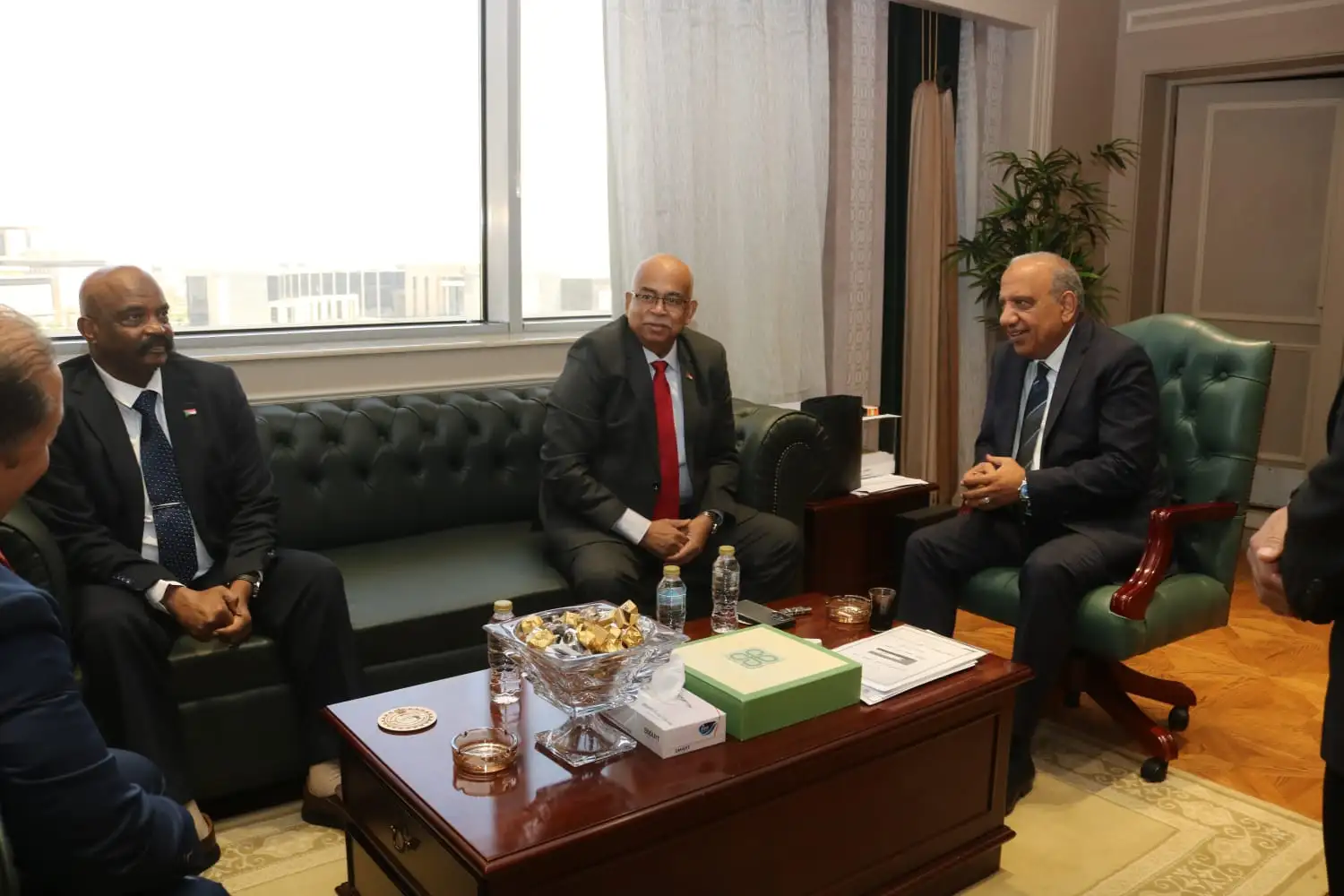 ''وزير الكهرباء'' يستقبل وزير النفط والطاقة السوداني لبحث سبل دعم وتعزيز الشراكة والتعاون والعمل المشترك لإعادة بناء وتأهيل الشبكات وتوفير الطاقة الكهربائية اللازمة للاستخدامات المختلفة.