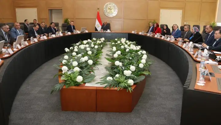''وزير الكهرباء'' يجتمع بمجموعة العمل و الاستشاري العالمي لمراجعة خطة إعادة الهيكلة للشركات التابعة ومستجدات تنفيذ فصل الشركة المصرية لنقل الكهرباء كمشغل للشبكة القومية للكهرباء