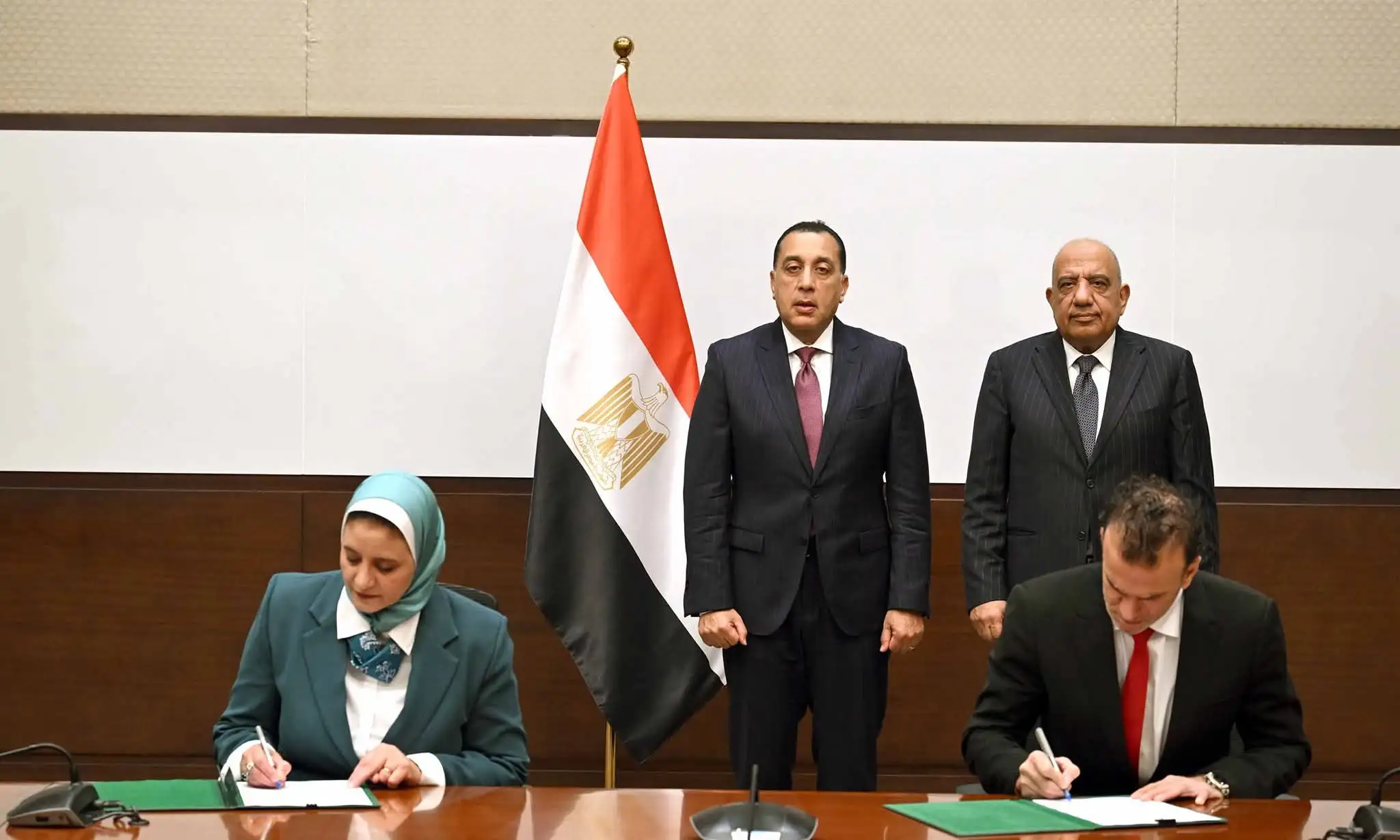 ''رئيس الوزراء'' يشهد مراسم توقيع اتفاقية تعاون بين ''المصرية لنقل الكهرباء'' و 