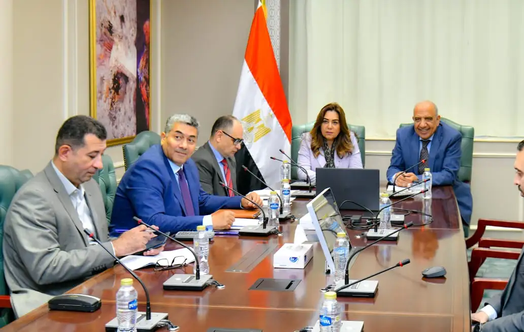 وزيرا ''الكهرباء'' و ''التنمية المحلية'' والقائم بأعمال وزير البيئة'' يبحثان التنسيق والعمل المشترك والتعاون فى قضايا البيئة والطاقات المتجددة والموارد الطبيعية