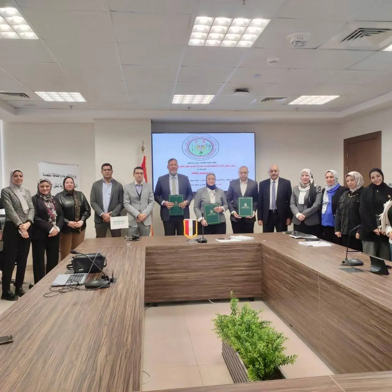 ''المصرية لنقل الكهرباء'' توقيع عقداً مع ''سيمنس للطاقة'' لدعم مشروعات نقل الطاقة وزيادة اعتمادية التغذية الكهربائية بمنطقة كهرباء مصر العليا