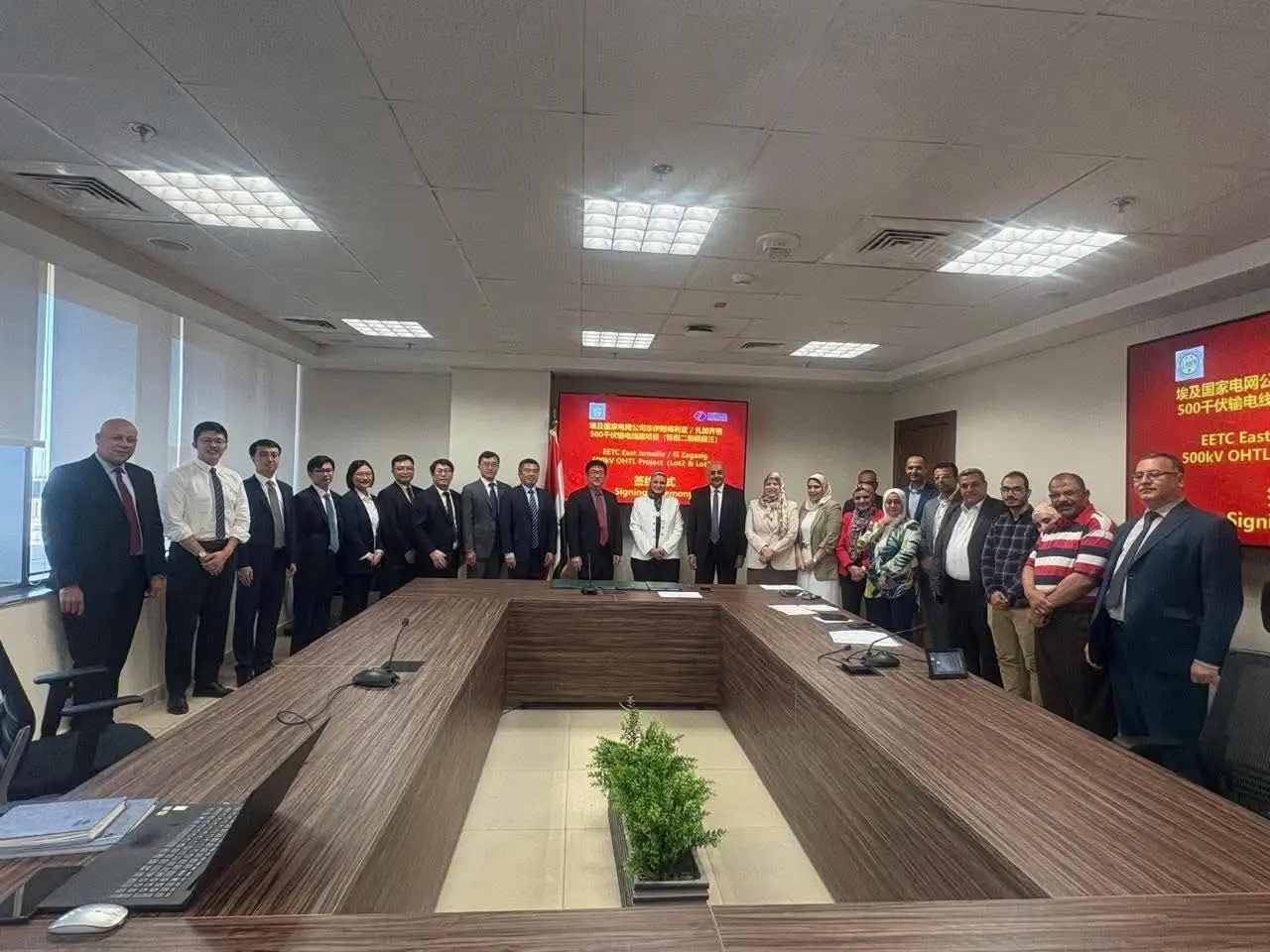 'المصرية لنقل الكهرباء' توقّع عقدًا مع 'PowerChina' لإنشاء خط هوائي مزدوج الدائرة جهد 500 ك.ف شرق الإسماعيلية