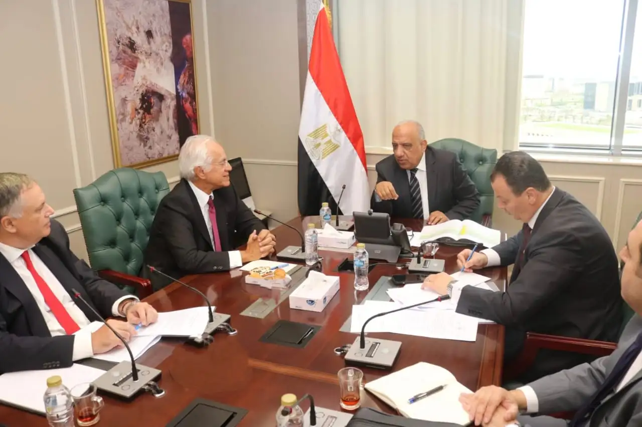 'وزير الكهرباء' يلتقي رئيس مجموعة 'كوبولوزيس اليونانية' لبحث مستجدات تنفيذ مشروع الربط الكهربائي بين مصر واليونان