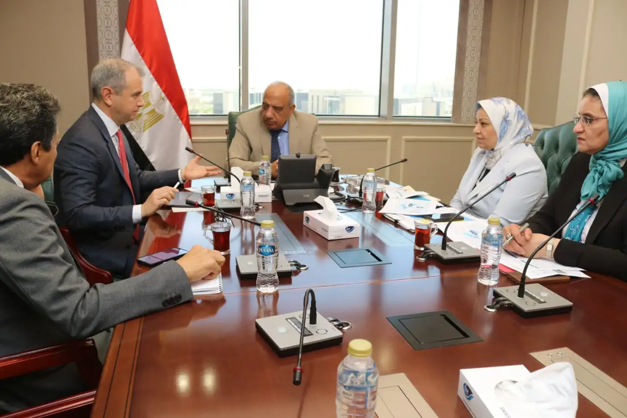 ''وزير الكهرباء'' يبحث مع مسئولي ''شركة الكازار الإماراتية'' تعزيز التعاون وزيادة الاستثمارات في مجالات الطاقة المتجددة.